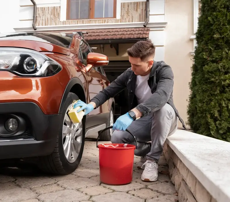 Lavage auto à domicile Saint-Médard-en-Forez : professionnel intervenant sur un véhicule